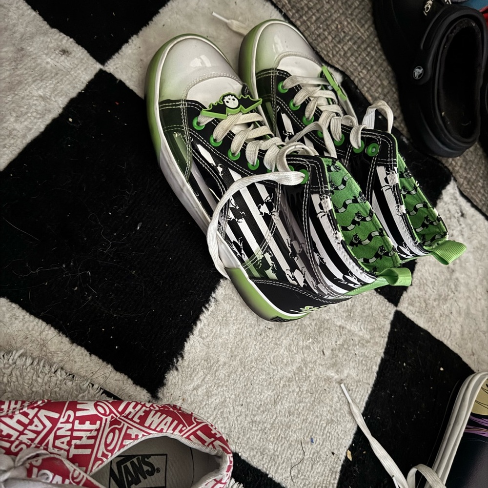 Hot Topic Green and Black High-Top Sneakers - Picture 2 of 3